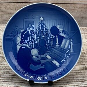 B & G Copenhagen Porcelain 7" Plate Jul i hjemmet 1971 Christmas at Home